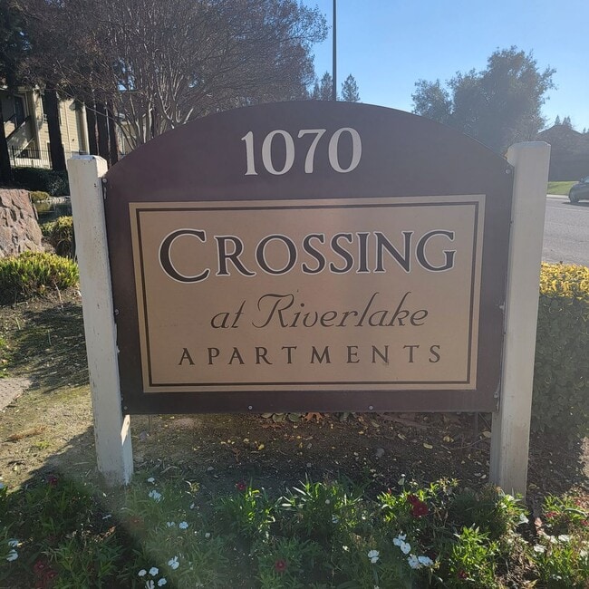 Crossing at Riverlake Apartments