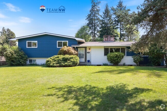 Building Photo - Room to roam! 3 bed, living, dining, den, ... Rental