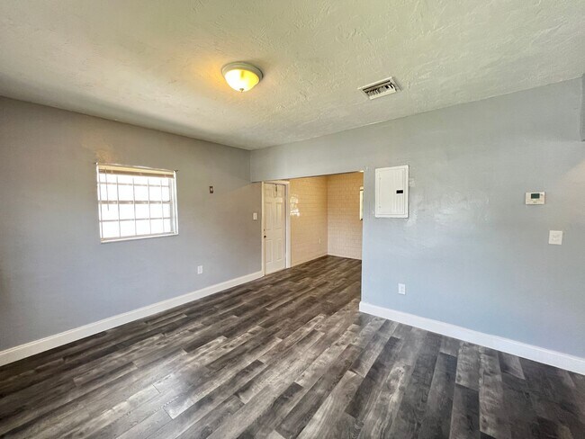 Photo - 2 Bedroom 1 Bath unit Move-In Ready Home in West Park!