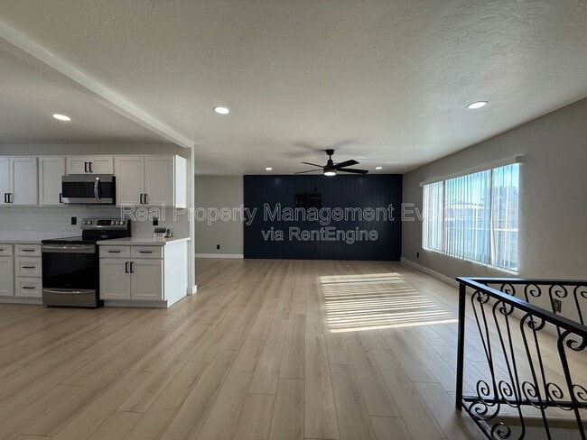 Photo - 429 E Greenway Dr