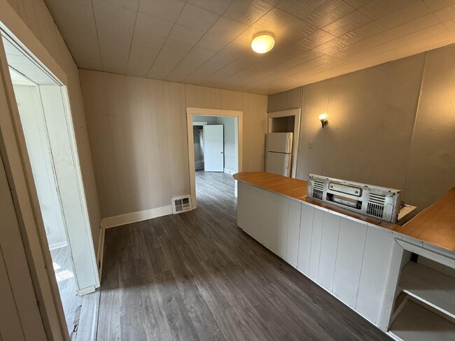 Building Photo - 1BR Main Floor Apartment in Wayland Unit 1