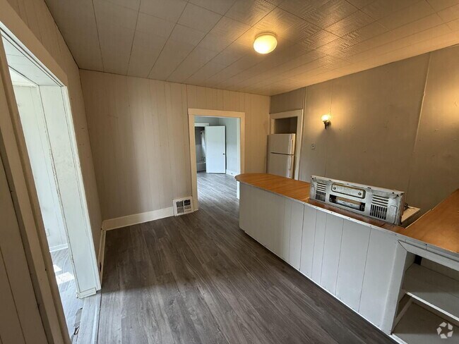 Building Photo - 1BR Main Floor Apartment in Wayland Unit 1