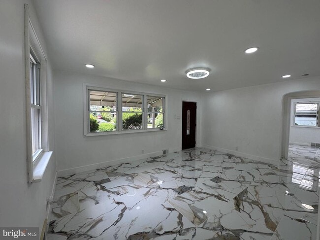 Photo - 682 Rennard St