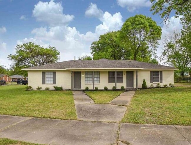 Building Photo - Duplex