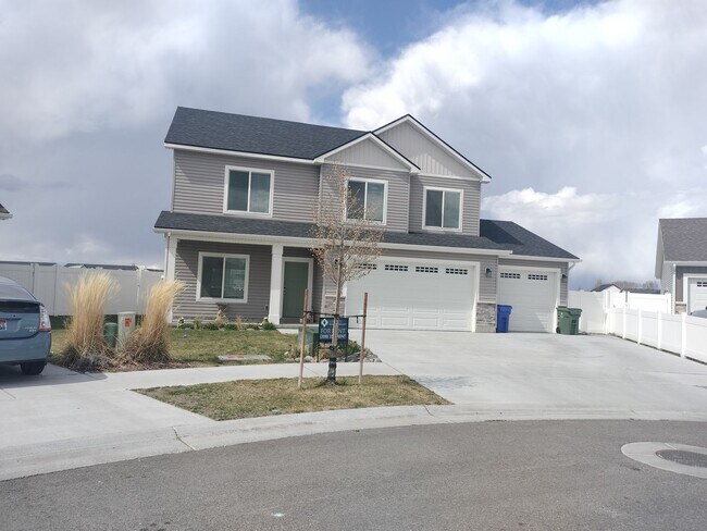 Photo - Beautiful 4 bed 2.5 bath home in the desirable Summerfield Subdivision