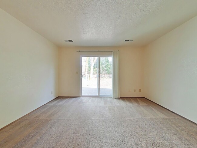 Photo - FALL SPECIAL ~ $990 OFF FIRST MONTH RENT Unidad 1763 SE Bethel