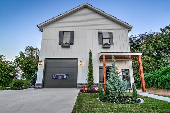 Photo - 204 S University Dr