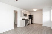 2 BR, 1 BA 800 SF (Renovated)