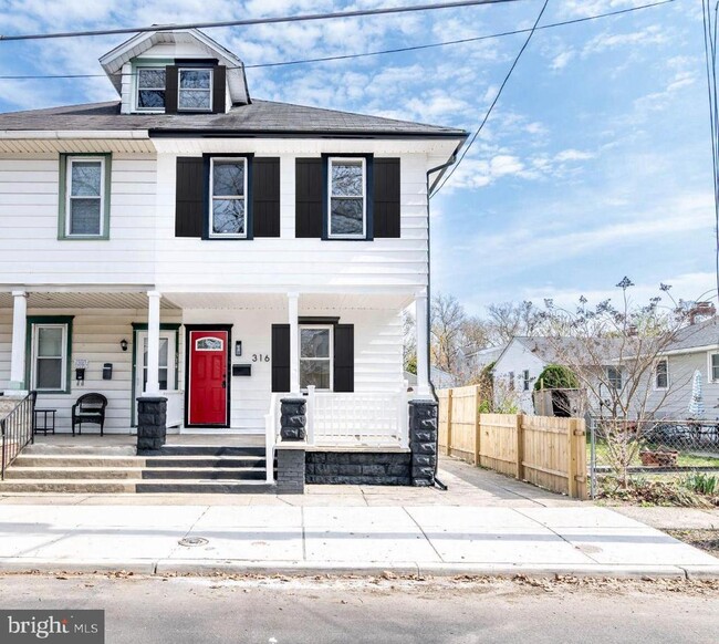 Photo - 316 W 4th St House