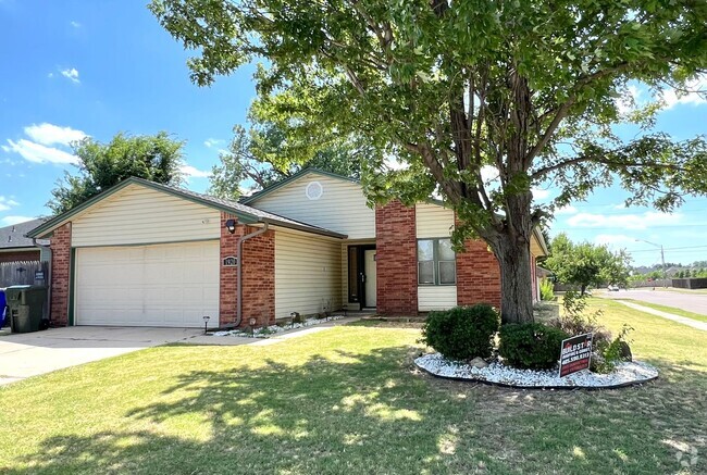 Building Photo - Prime West Norman 3-bed 2-bath 2-car home ...