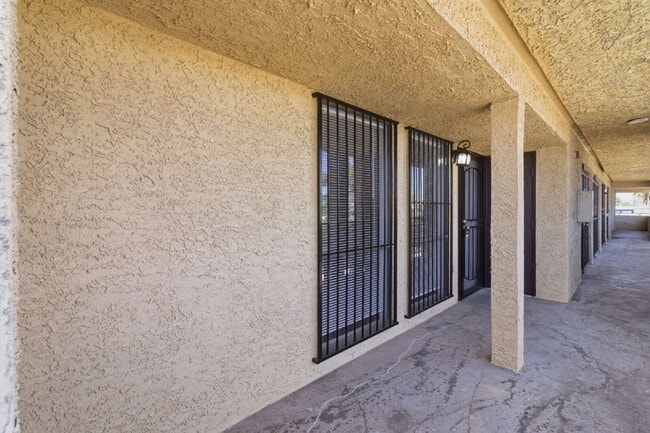 Photo - Top-floor studio apartment! Recently renovated with brand new flooring and paint throughout. Unidad 28