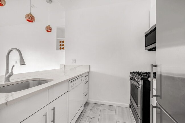 Photo - 150-156 W 56th St