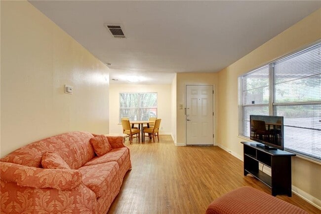 Photo - 607 Bellevue Plz