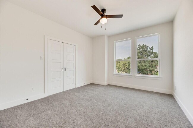 Photo - 2330 Fairfax Dr