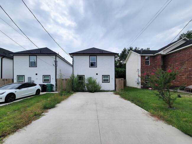 Building Photo - 8122 Sterlingshire St