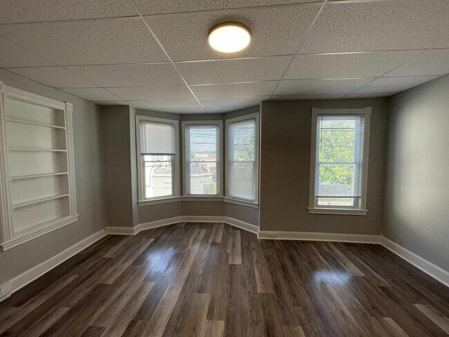 Building Photo - 354 S Locust St Unit Apt #2