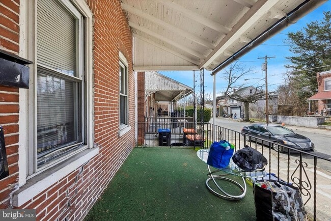 Building Photo - 13 E 21st St Unit A