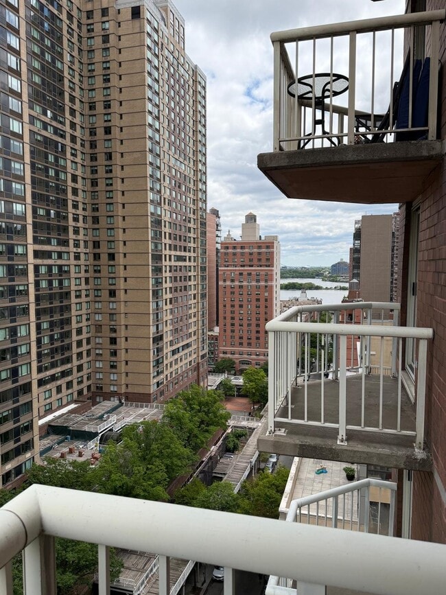 Building Photo - 206 E 95th St