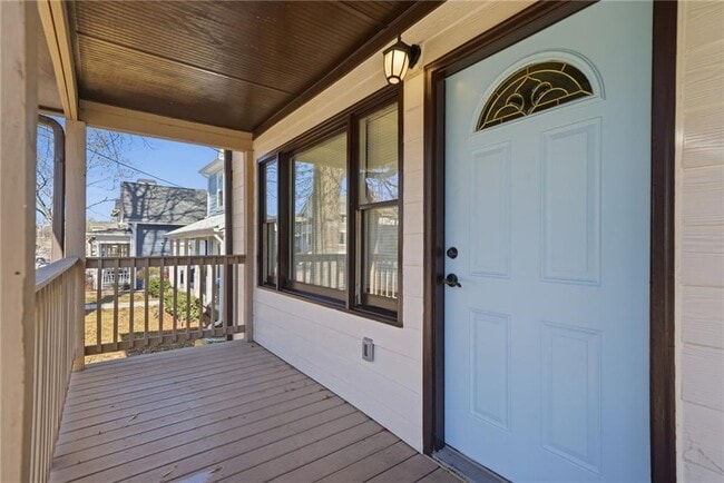 Photo - 698 Garibaldi St SW