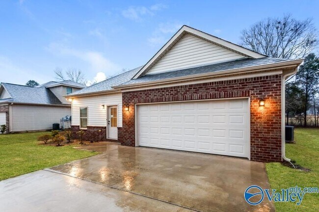 Photo - 611 White Oak Cir