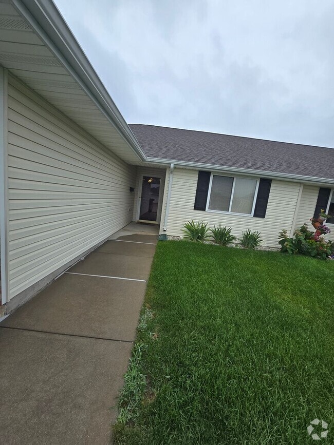Building Photo - For Rent: 2 Bed / 2 Bath with 2-Car Garage... Rental
