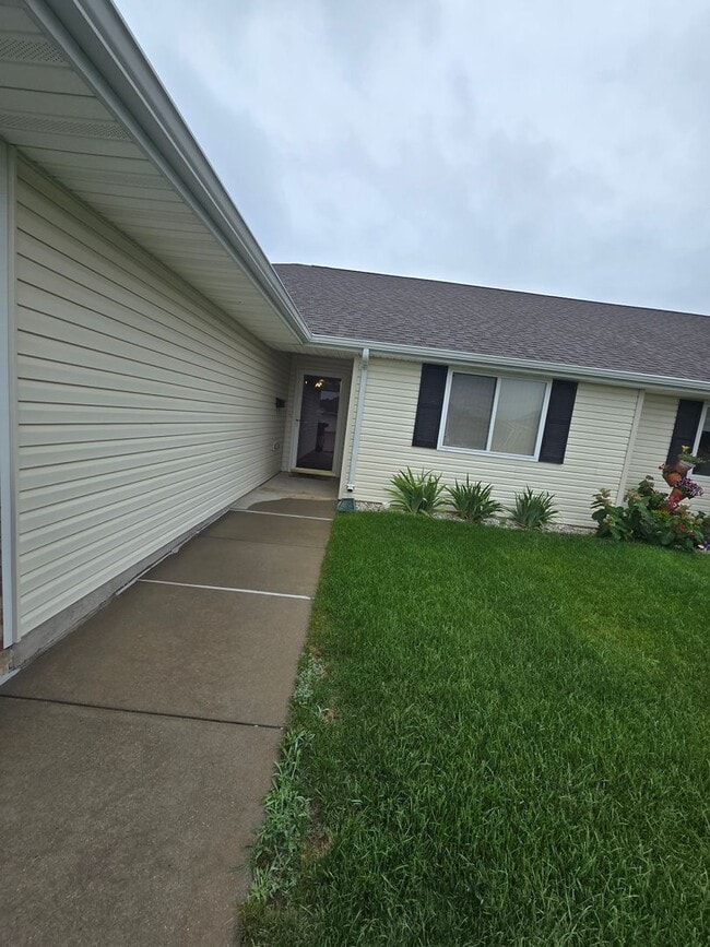 For Rent: 2 Bed / 2 Bath with 2-Car Garage... - For Rent: 2 Bed / 2 Bath with 2-Car Garage... House