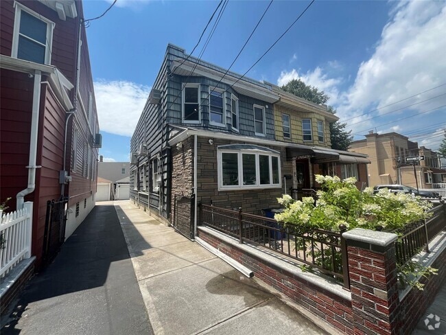 Building Photo - 58-30 69th Pl Unit 2 Rental