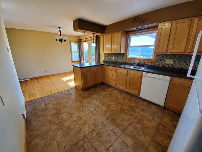 Kitchen - 1913 3rd Ave NE Unit A