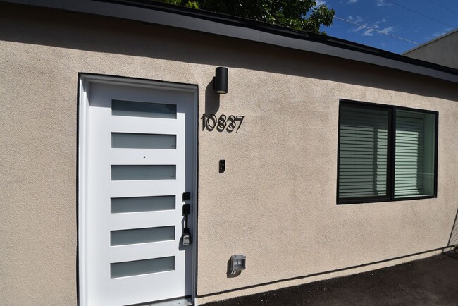 Photo - 10839 Moorpark St Unit 37