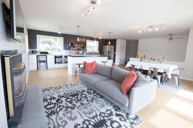 Building Photo - Beautiful Home on Bozeman's East Side