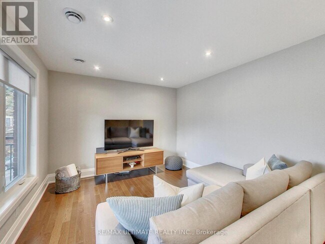 Photo - 728 Vaughan Rd Unité Apt #3