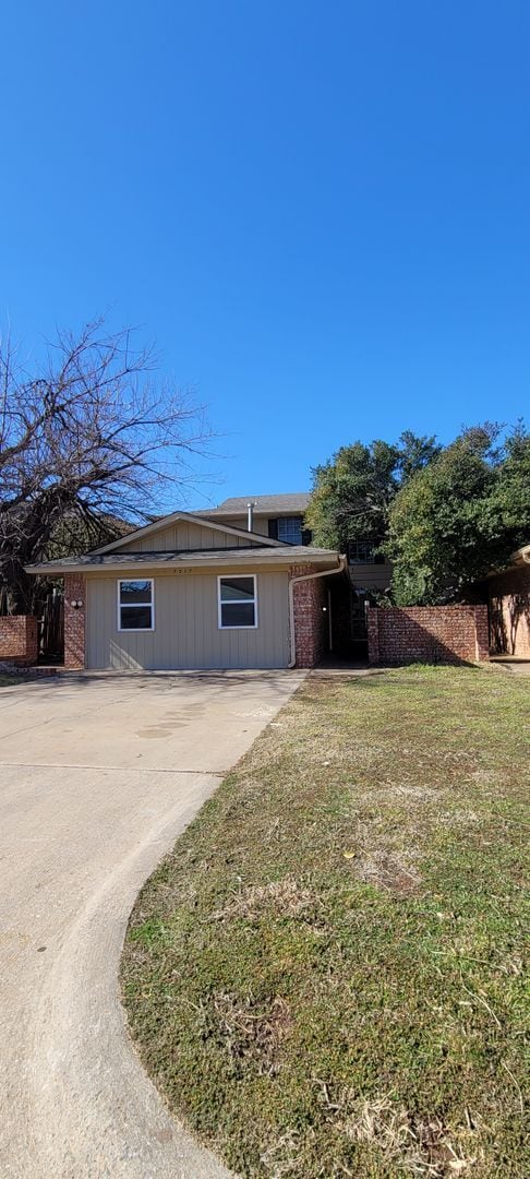 Building Photo - Charming 5 Bedroom House