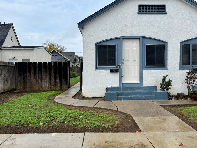 Photo - 1 Bedroom 1 Bath Duplex!