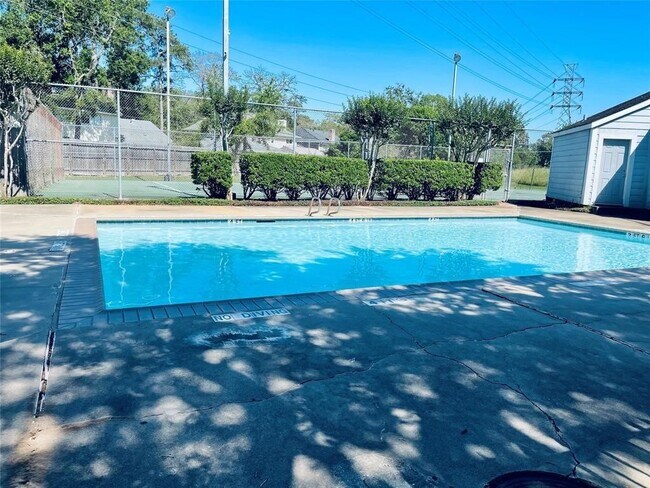 Photo - 712 Memorial Mews St