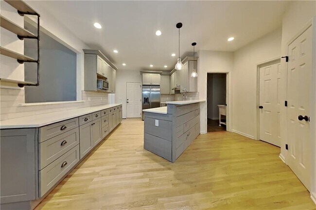 1025 Russell Point