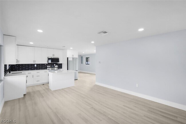 Photo - 1389 Pine Ave