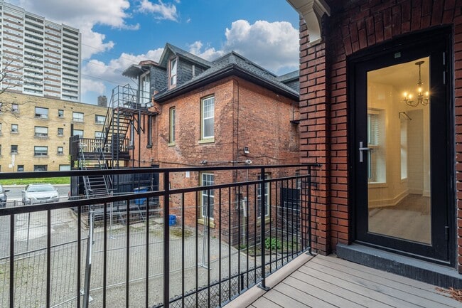 Building Photo - Gorgeous 1 Bed in Durand Unit 206