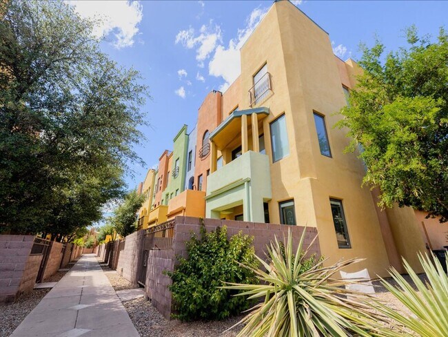 Photo - 3 Bedroom, 2.5 Bath CATALINA MOUNTAIN VIEWS! ROOF TOP CABANA!!