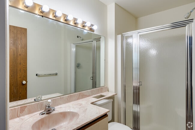 3BR, 2BA - 1,300SF - Bathroom
