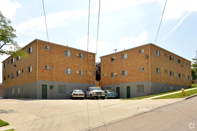 3556 - 3598 Robroy Dr - Robroy Apartments