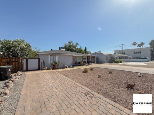 Building Photo - Make Yourself at Home in This Cozy 1/1 Phoenix Apartment, Nestled in an Intimate Triplex Setting.