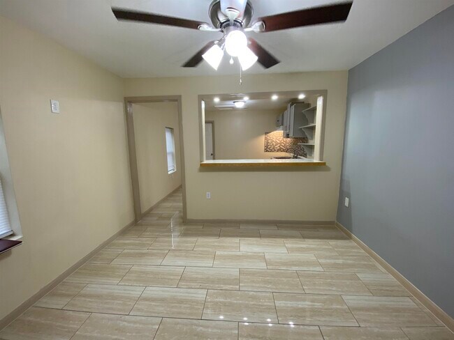 Photo - 305 W Ash St