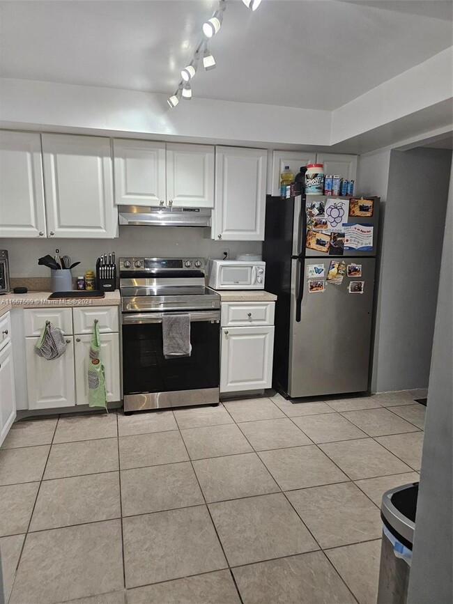 Building Photo - 713 N Pine Island Rd Rental