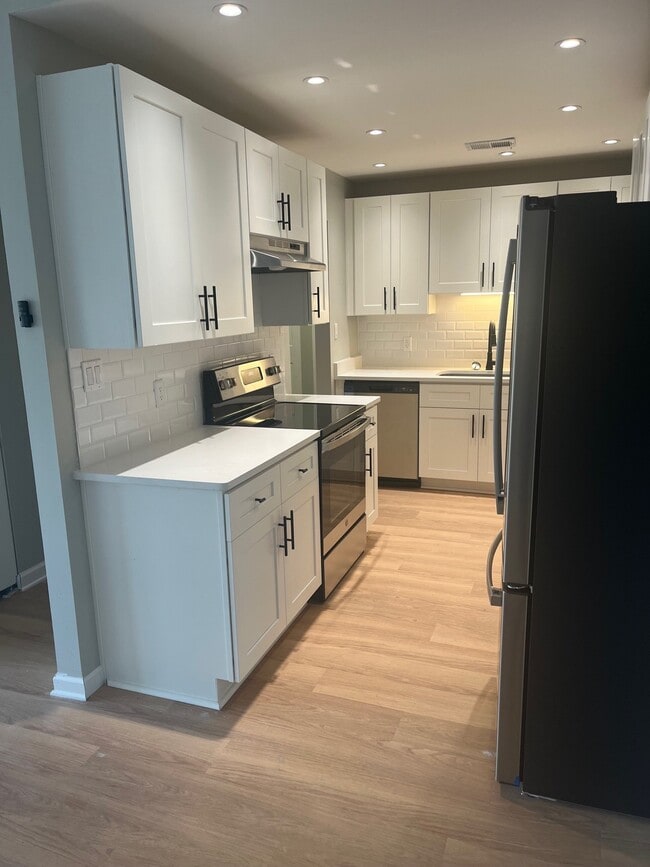 2 BED 1 BATH RENOVATED KITCHEN