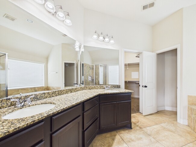 Building Photo - 2807 Naples Park Ln