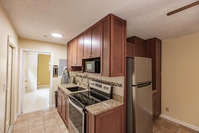 Building Photo - 1786 SW 22nd St Unit 3 Rental