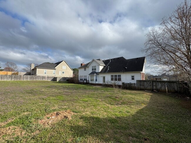 Photo - East Fayetteville 7 bedrooms 5 baths, VANDERGRIFF DIST - beautiful spread
