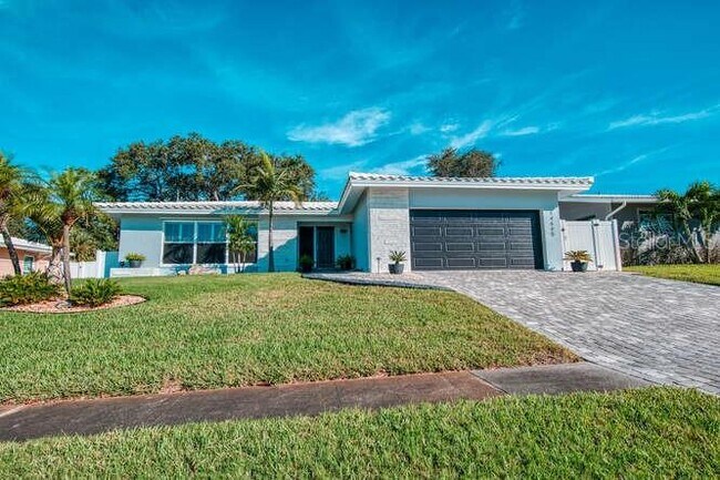 Building Photo - 14665 Crown Dr Rental