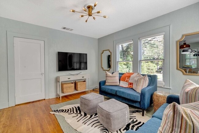 Newly Renovated Spacious Garage Apartment - Newly Renovated Spacious Garage Apartment