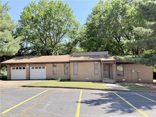 Building Photo - 1275 N Gregg Ave